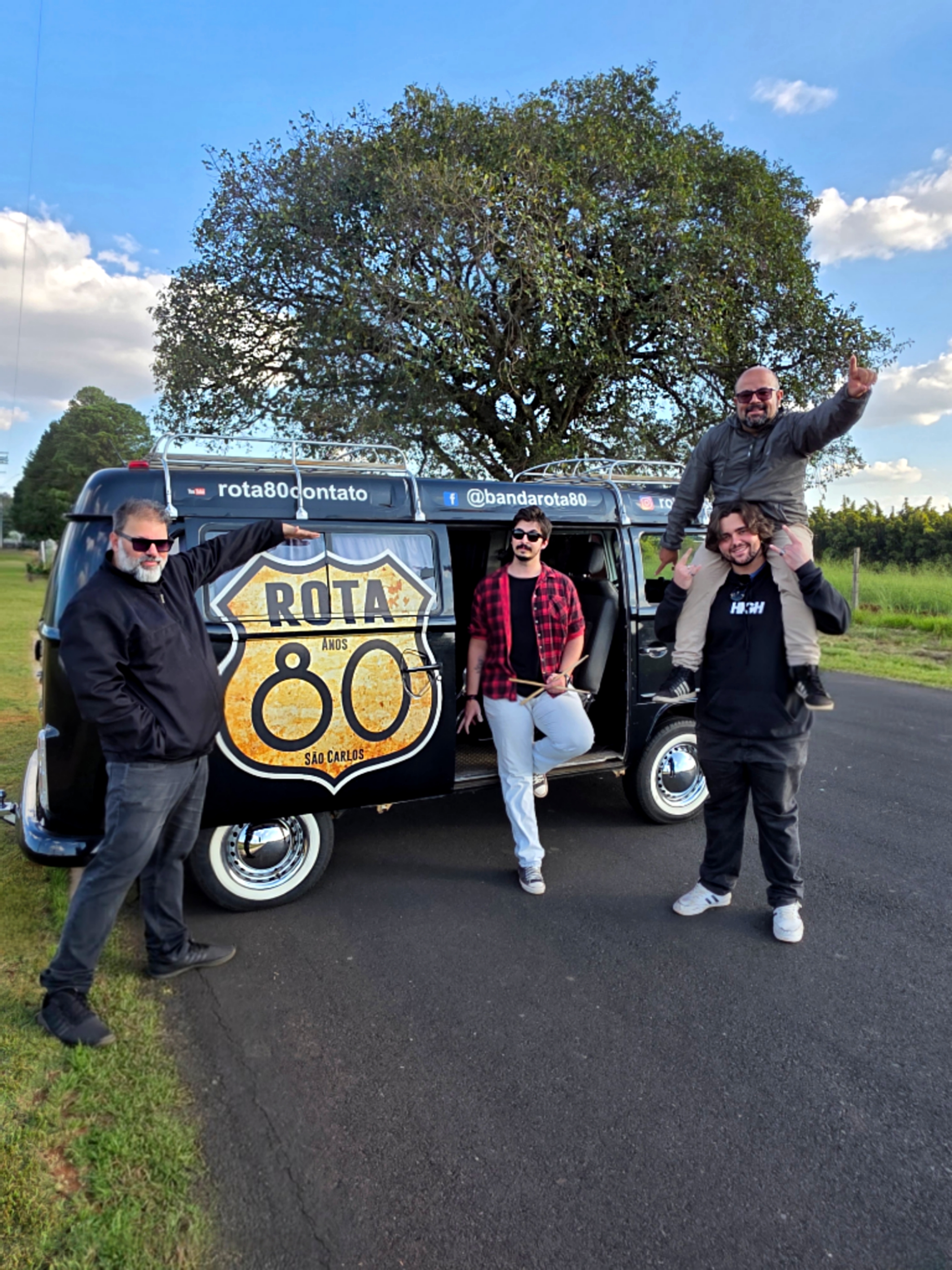 Banda Rota 80 ao lado da kombi